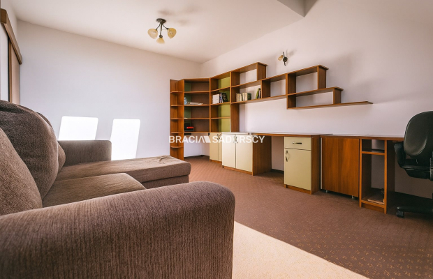 Dom na Woli Justowskiej, garaż na 2 samochody.