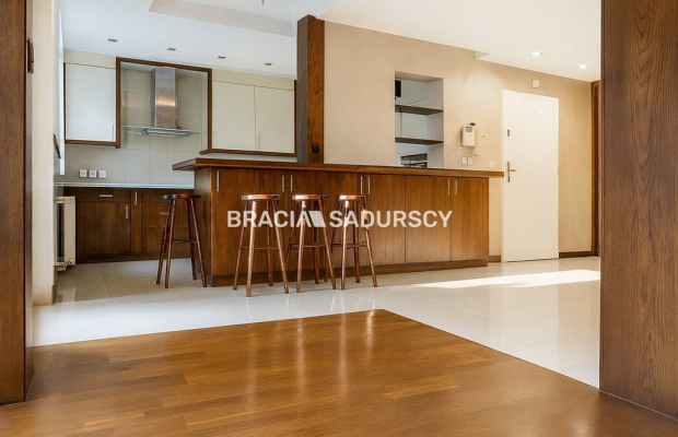 Dom na Woli Justowskiej, garaż na 2 samochody.