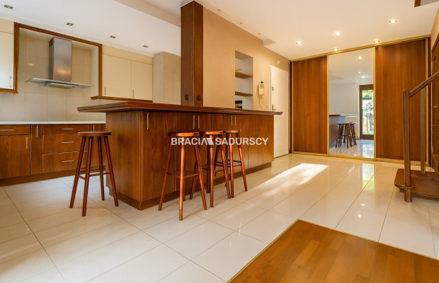 Dom na Woli Justowskiej, garaż na 2 samochody.