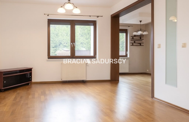 Dom na Woli Justowskiej, garaż na 2 samochody.