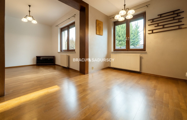 Dom na Woli Justowskiej, garaż na 2 samochody.