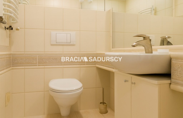 Dom na Woli Justowskiej, garaż na 2 samochody.