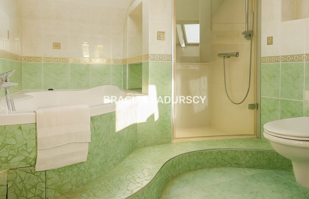 Dom na Woli Justowskiej, garaż na 2 samochody.