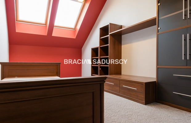 Dom na Woli Justowskiej, garaż na 2 samochody.