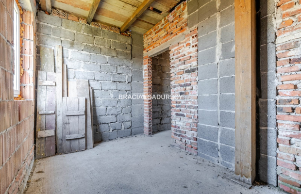 Dom  do własnej aranżacji na dużej działce.