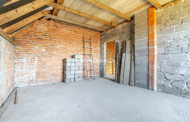 Dom  do własnej aranżacji na dużej działce.