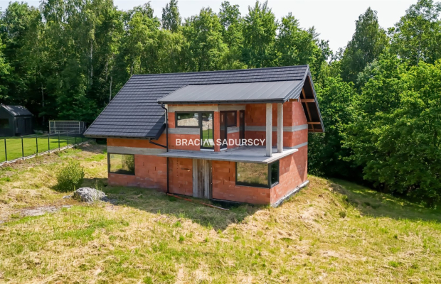 DOM POD LASEM NA WIDOKOWEJ DZIAŁCE