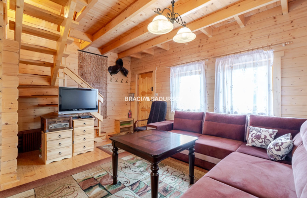 Dom nad jeziorem z dużą działką widokową.