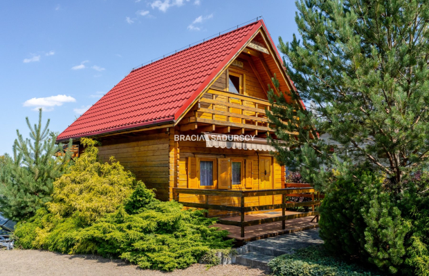 Dom nad jeziorem z dużą działką widokową.