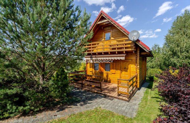 Dom nad jeziorem z dużą działką widokową.