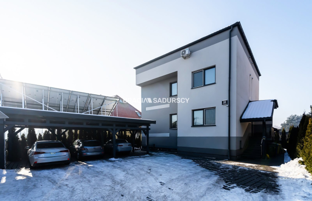 Budynek z 6 niezależnymi apartamentami.