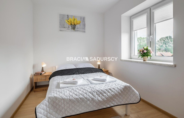 Budynek z 6 niezależnymi apartamentami.