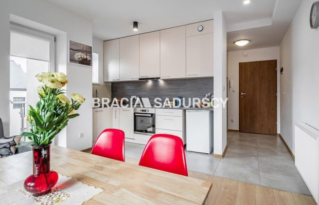 Budynek z 6 niezależnymi apartamentami.