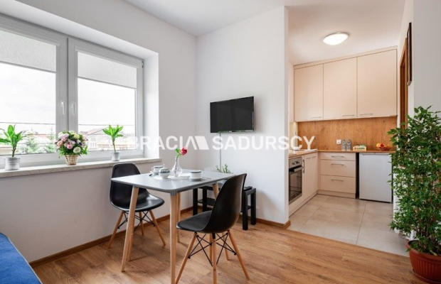 Budynek z 6 niezależnymi apartamentami.