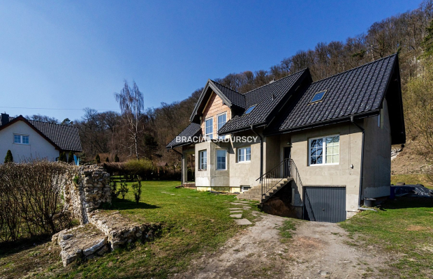 Przestronny dom z widokową działką przy lesie Wolskim - Kraków Zwierzyniec  
 
 Nieruchomość w prestiżowej lokalizacji:  
 
Na 