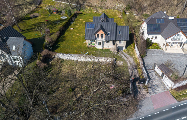 Przestronny dom z widokową działką przy lesie Wolskim - Kraków Zwierzyniec  
 
 Nieruchomość w prestiżowej lokalizacji:  
 
Na 