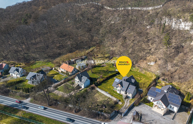 Przestronny dom z widokową działką przy lesie Wolskim - Kraków Zwierzyniec  
 
 Nieruchomość w prestiżowej lokalizacji:  
 
Na 