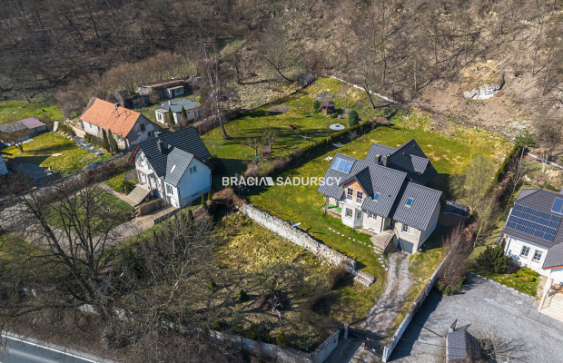 Przestronny dom z widokową działką przy lesie Wolskim - Kraków Zwierzyniec  
 
 Nieruchomość w prestiżowej lokalizacji:  
 
Na 