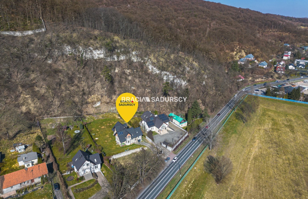 Przestronny dom z widokową działką przy lesie Wolskim - Kraków Zwierzyniec  
 
 Nieruchomość w prestiżowej lokalizacji:  
 
Na 