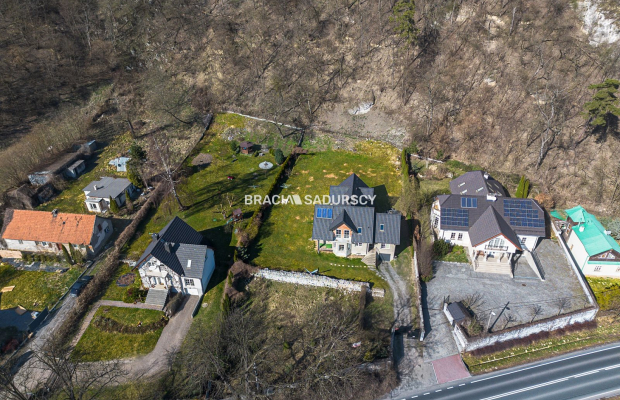 Przestronny dom z widokową działką przy lesie Wolskim - Kraków Zwierzyniec  
 
 Nieruchomość w prestiżowej lokalizacji:  
 
Na 