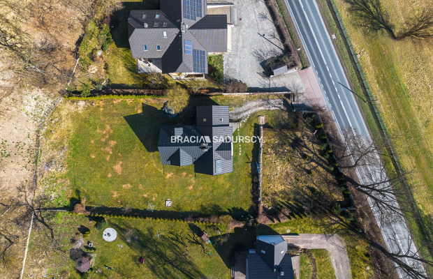Przestronny dom z widokową działką przy lesie Wolskim - Kraków Zwierzyniec  
 
 Nieruchomość w prestiżowej lokalizacji:  
 
Na 