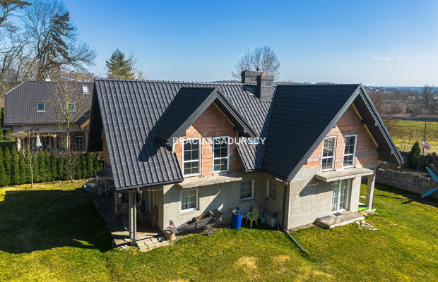 Przestronny dom z widokową działką przy lesie Wolskim - Kraków Zwierzyniec  
 
 Nieruchomość w prestiżowej lokalizacji:  
 
Na 