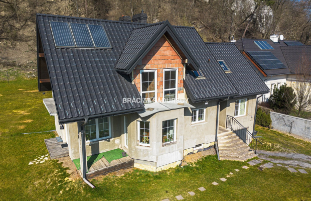 Przestronny dom z widokową działką przy lesie Wolskim - Kraków Zwierzyniec  
 
 Nieruchomość w prestiżowej lokalizacji:  
 
Na 