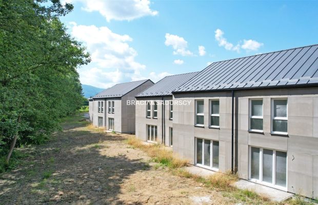 NAROŻNY dom w zabudowie szeregowej w Łodygowicach w powiecie żywieckim BEZ PROWIZJI   
  
Oferujemy do sprzedaży   nowy  ,   5-