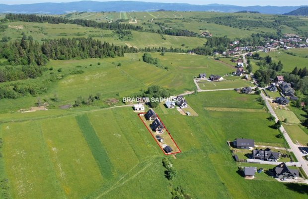 Dwa drewniane domy z czterema lokalami 