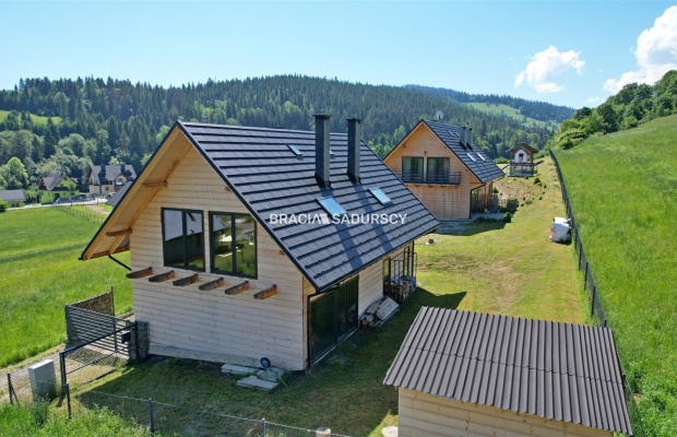 Dwa drewniane domy z czterema lokalami 