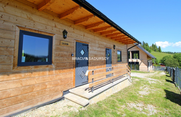 Dwa drewniane domy z czterema lokalami 