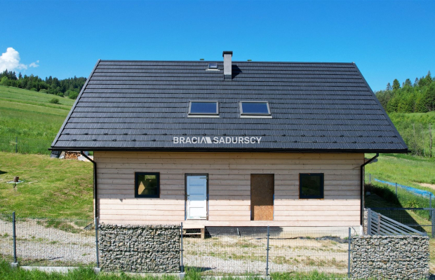 Dwa drewniane domy z czterema lokalami 