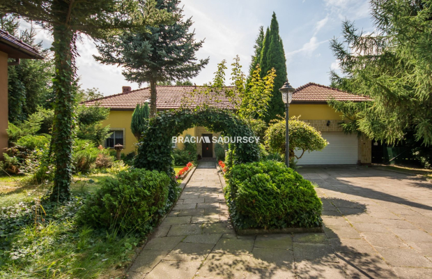 Dom z pięknym ogrodem i budynkiem usługowym