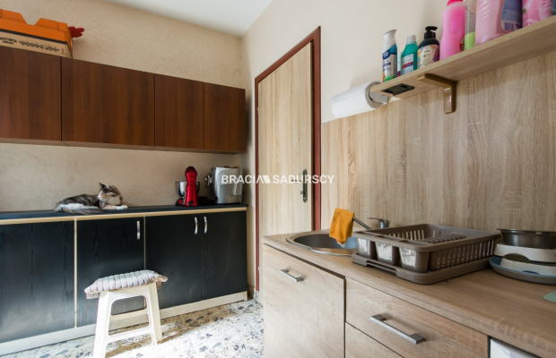 Dom z pięknym ogrodem i budynkiem usługowym