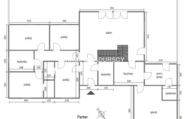 Dom z pięknym ogrodem i budynkiem usługowym