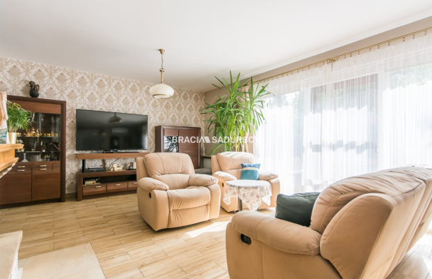 Dom z pięknym ogrodem i budynkiem usługowym