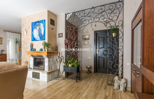 Dom z pięknym ogrodem i budynkiem usługowym