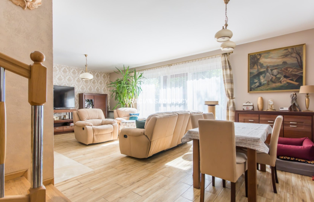 Dom z pięknym ogrodem i budynkiem usługowym