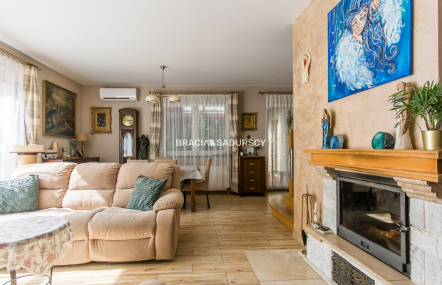 Dom z pięknym ogrodem i budynkiem usługowym