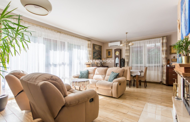 Dom z pięknym ogrodem i budynkiem usługowym