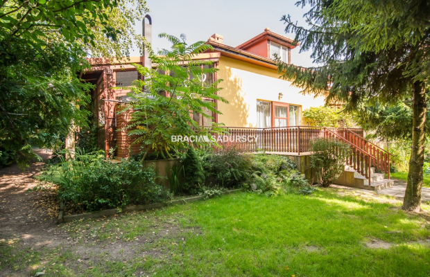 Dom z pięknym ogrodem i budynkiem usługowym