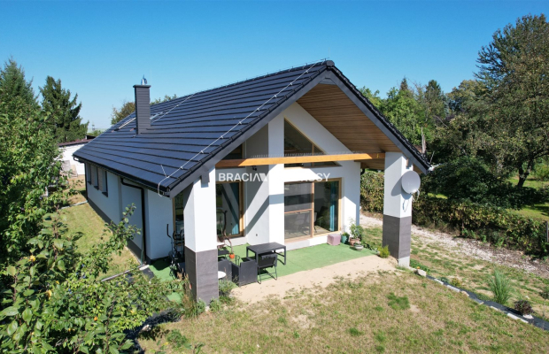 Biuro Nieruchomości Bracia Sadurscy prezentuje na sprzedaż nowoczesny, energooszędny dom wolnostojący o wysokim standardzie wyk