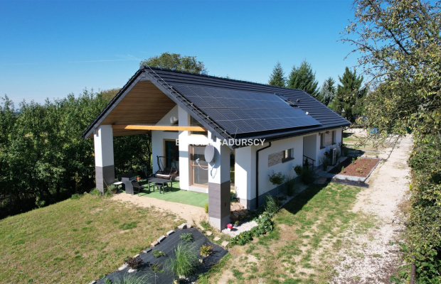 Biuro Nieruchomości Bracia Sadurscy prezentuje na sprzedaż nowoczesny, energooszędny dom wolnostojący o wysokim standardzie wyk