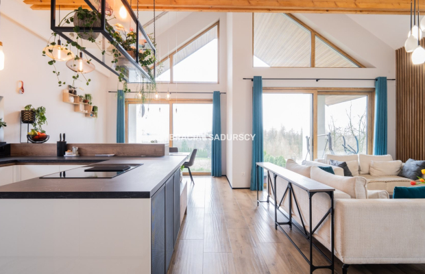 Biuro Nieruchomości Bracia Sadurscy prezentuje na sprzedaż nowoczesny, energooszędny dom wolnostojący o wysokim standardzie wyk