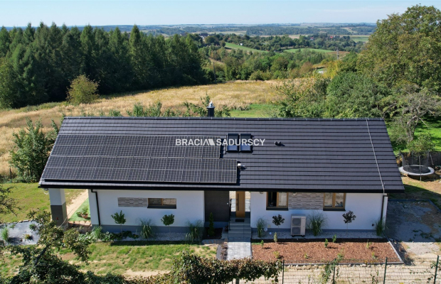 Biuro Nieruchomości Bracia Sadurscy prezentuje na sprzedaż nowoczesny, energooszędny dom wolnostojący o wysokim standardzie wyk