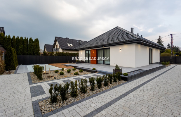 Kraków. Dom z basenem.