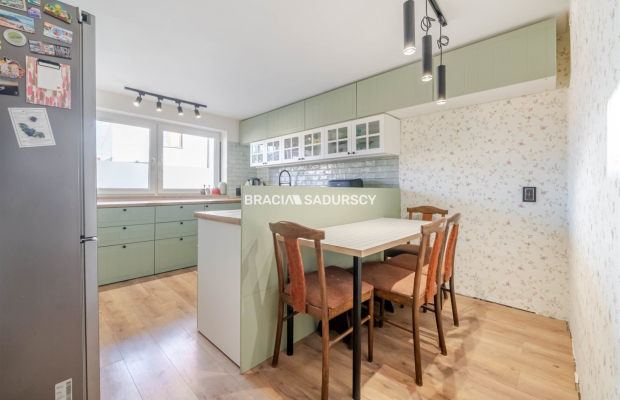 DOM Z OGRODEM I GARAŻEM - SKAŁA K. KRAKOWA  

 Na sprzedaż dom jednorodzinny o powierzchni ok. 150 m² z wysokim poddaszem do ad