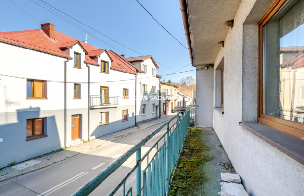 DOM Z OGRODEM I GARAŻEM - SKAŁA K. KRAKOWA  

 Na sprzedaż dom jednorodzinny o powierzchni ok. 150 m² z wysokim poddaszem do ad