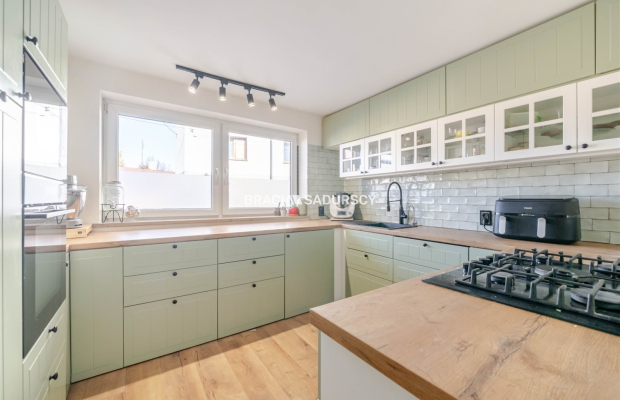 DOM Z OGRODEM I GARAŻEM - SKAŁA K. KRAKOWA  

 Na sprzedaż dom jednorodzinny o powierzchni ok. 150 m² z wysokim poddaszem do ad