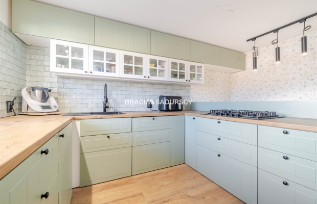 DOM Z OGRODEM I GARAŻEM - SKAŁA K. KRAKOWA  

 Na sprzedaż dom jednorodzinny o powierzchni ok. 150 m² z wysokim poddaszem do ad